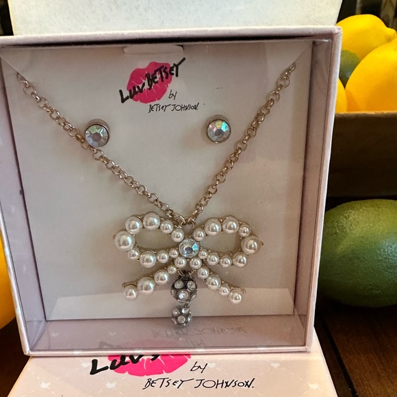Betsey Johnson Boxed Bow Necklace & Earrings NWT - Picture 4 of 4